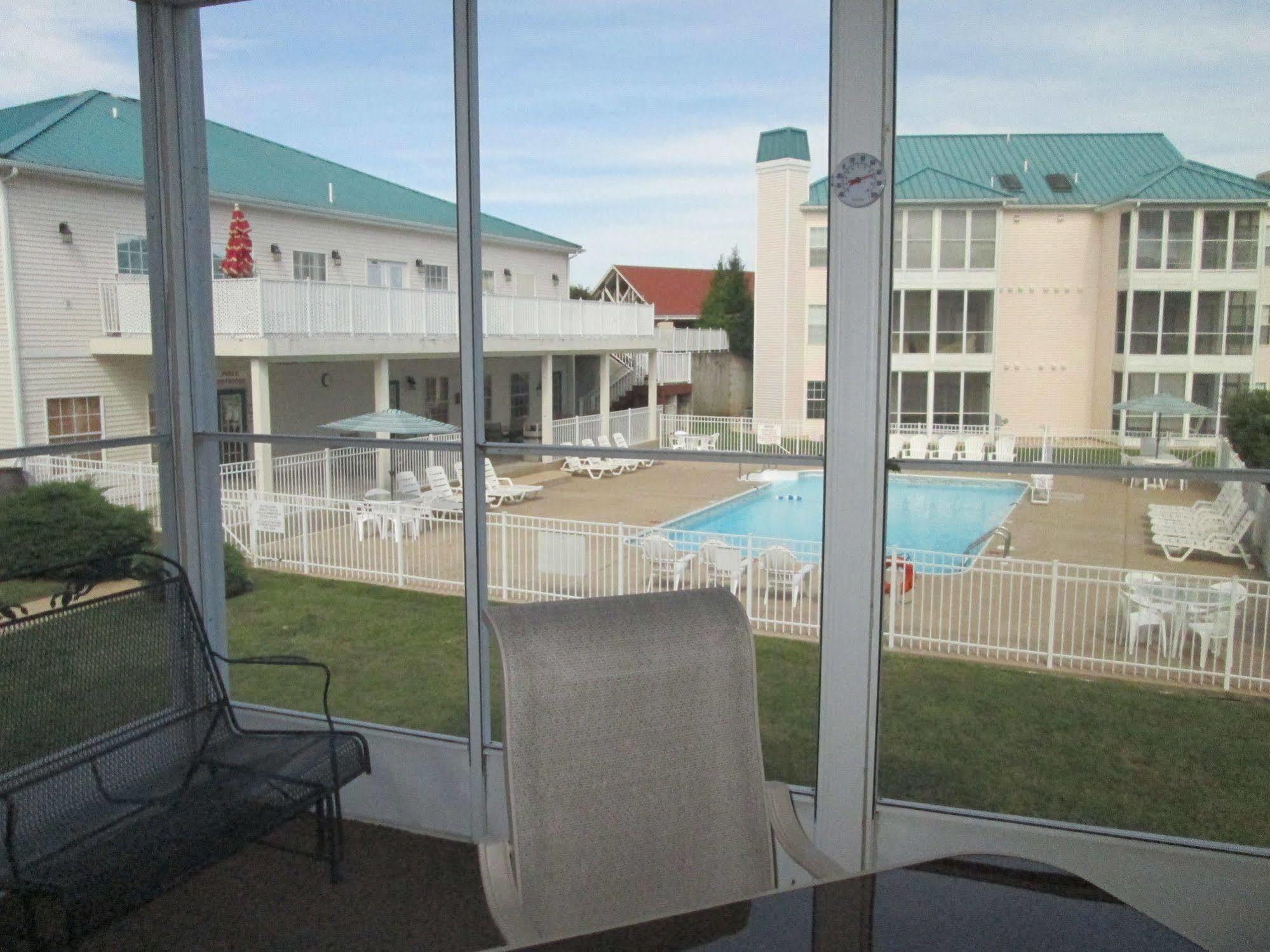 Brook Poolside Walk In Meadow Brook Hotel Branson Exterior photo