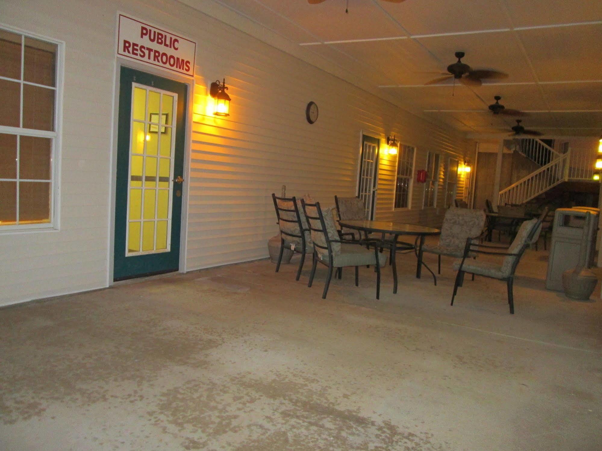 Brook Poolside Walk In Meadow Brook Hotel Branson Exterior photo