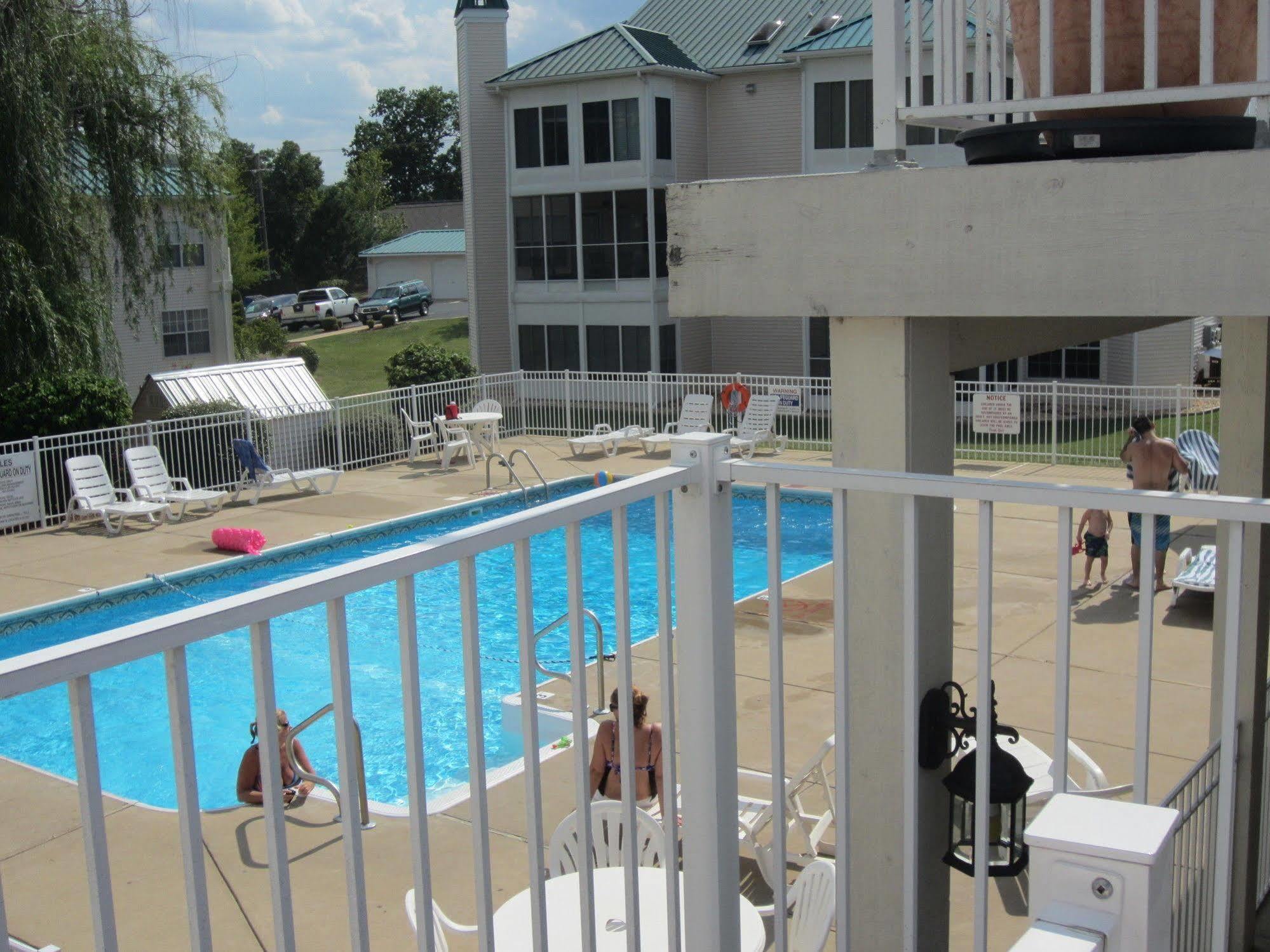 Brook Poolside Walk In Meadow Brook Hotel Branson Exterior photo