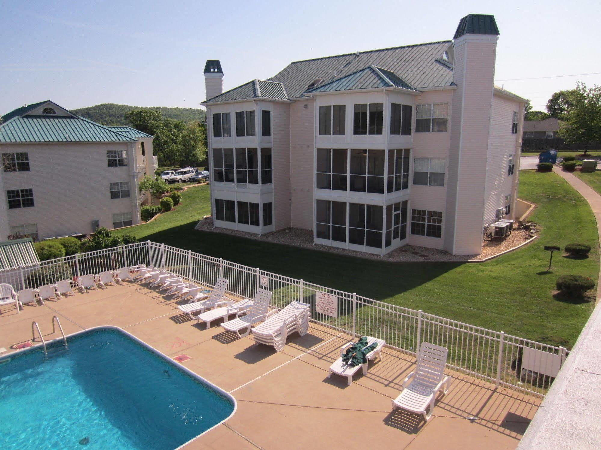 Brook Poolside Walk In Meadow Brook Hotel Branson Exterior photo